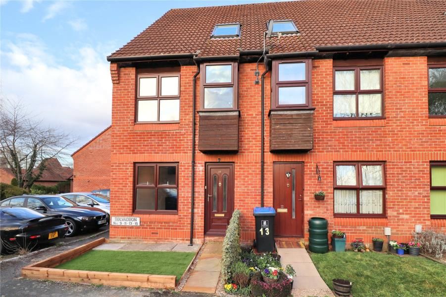 1 bed flat to rent in Tolvaddon Close, Horsell, Woking GU21, £1,200 pcm