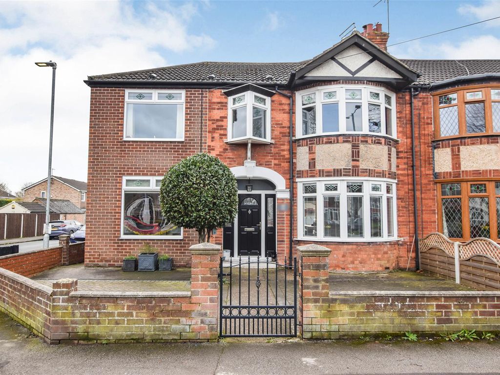 4 bed end terrace house for sale in Kingston Road, Willerby, Hull HU10