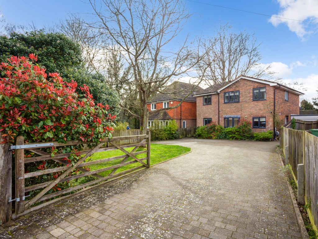 4 bed detached house for sale in Tunbridge Crescent, Liphook GU30, £