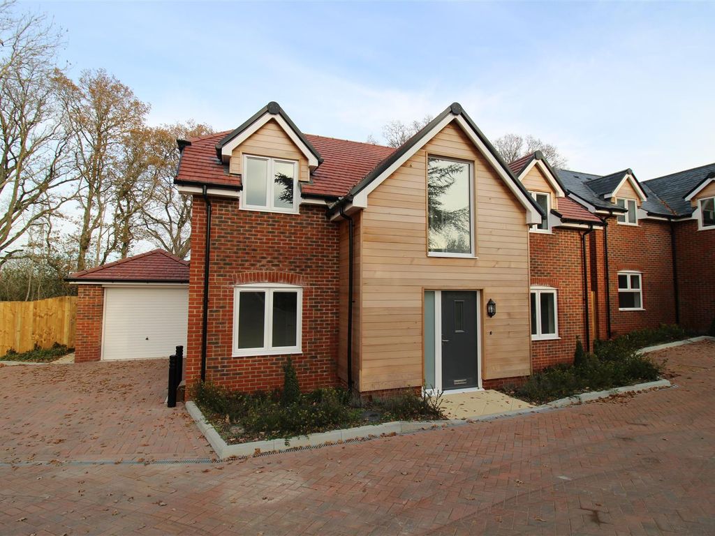 4 bed detached house to rent in Maurys Lane, West Wellow, Romsey SO51