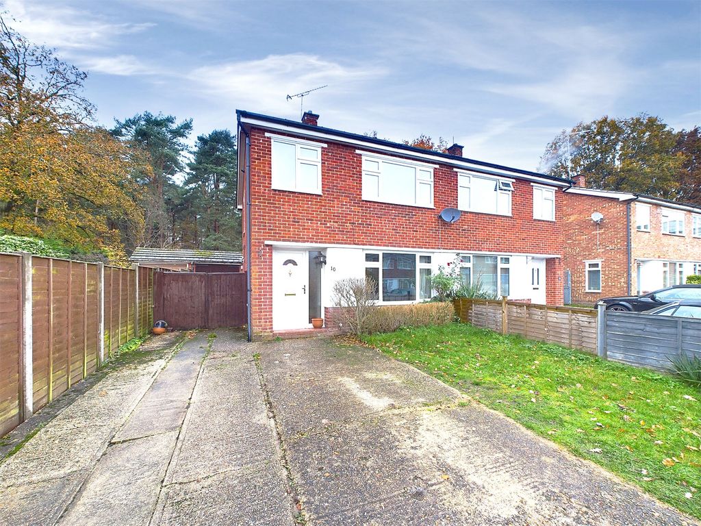 3 bed semidetached house for sale in Henley Close, Farnborough