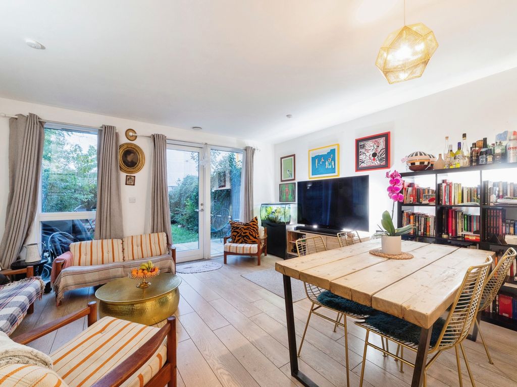 4 bed town house to rent in Foundry Mews, Walthamstow, London E17, £