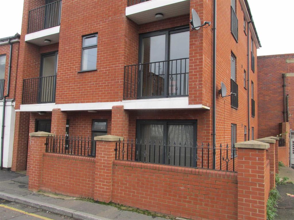 2 bed flat to rent in Church Street, Bilston WV14, £700 pcm Zoopla