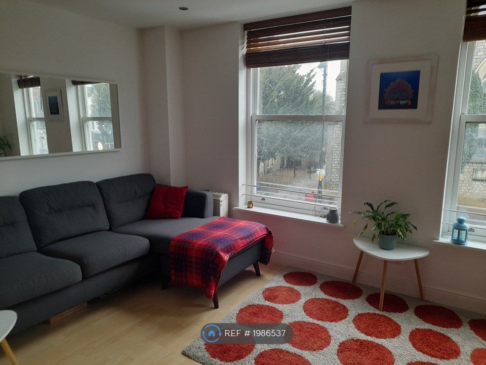 2 bed flat to rent in Windsor St, Chertsey KT16, £1,400 pcm Zoopla