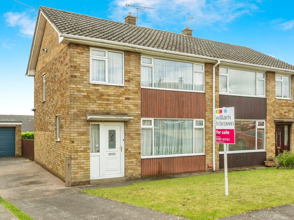 3 bed semidetached house for sale in Fern Close, Wheatley Hills