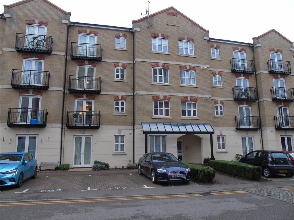 2 bed flat to rent in Master House, Coxhill Way Aylesbury, Aylesbury