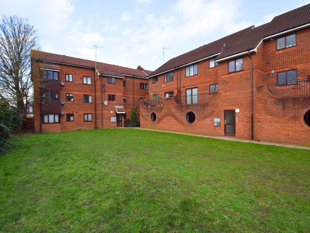 1 bed flat to rent in Blenheim Place, Steve Biko Way, Hounslow, Greater