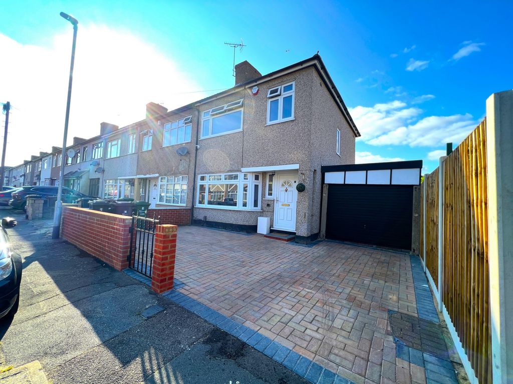 3 bed terraced house for sale in Torrington Road, Dagenham RM8 Zoopla