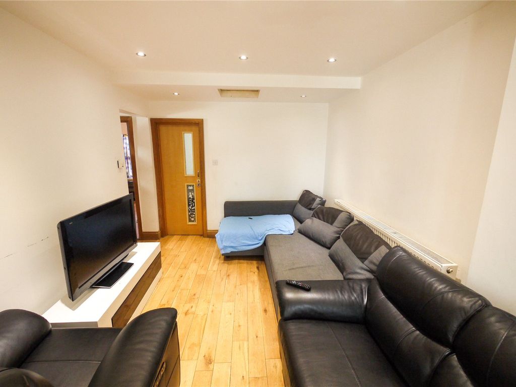 3 bed flat to rent in Ongar Road, Brentwood, Essex CM14, £1,450 pcm Zoopla