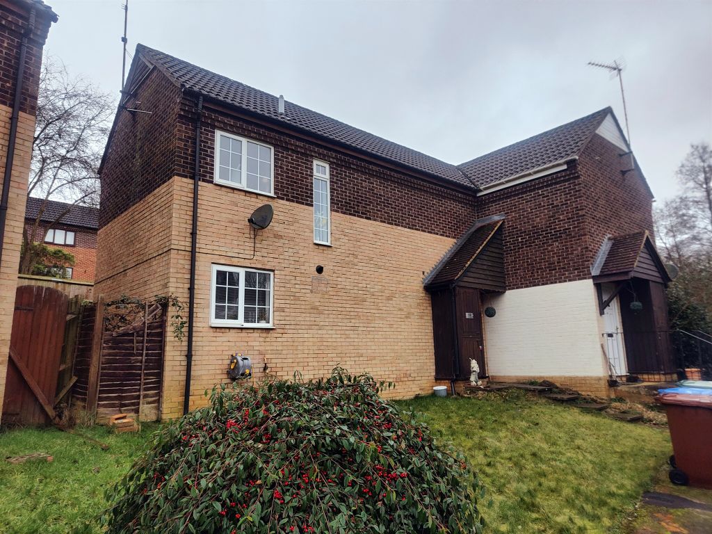 3 bed semidetached house for sale in The Camellias, Banbury OX16, £