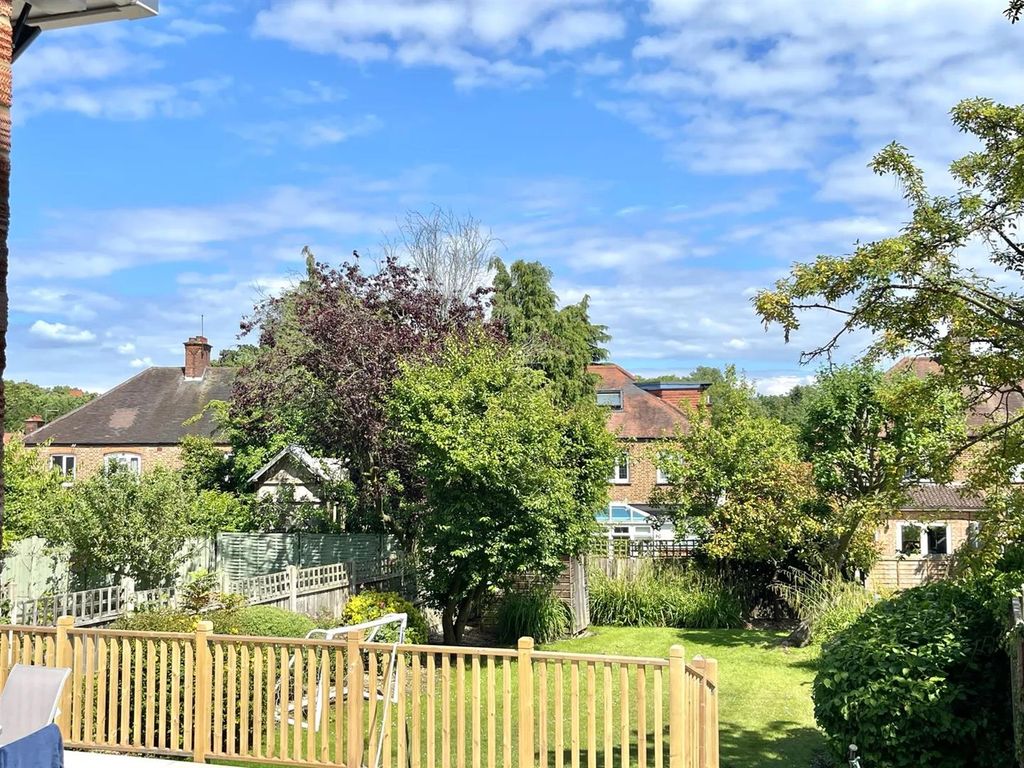 4 bed property to rent in Singleton Scarp, London N12, £5,000 pcm Zoopla