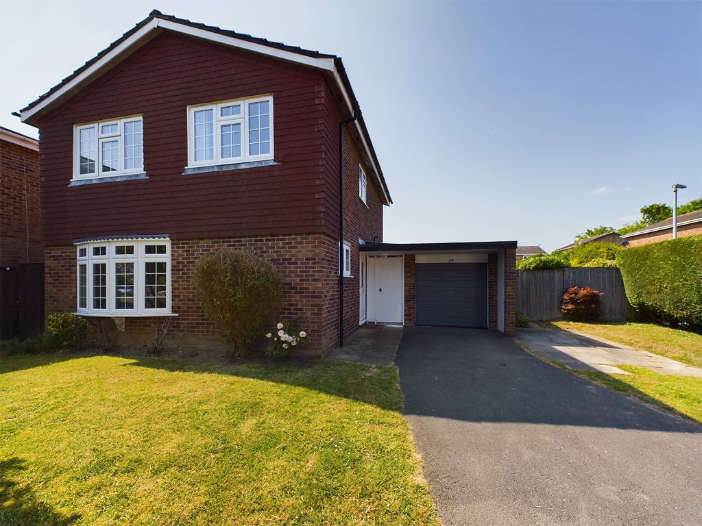 4 bed detached house to rent in Lowfield Way, Hazlemere, High