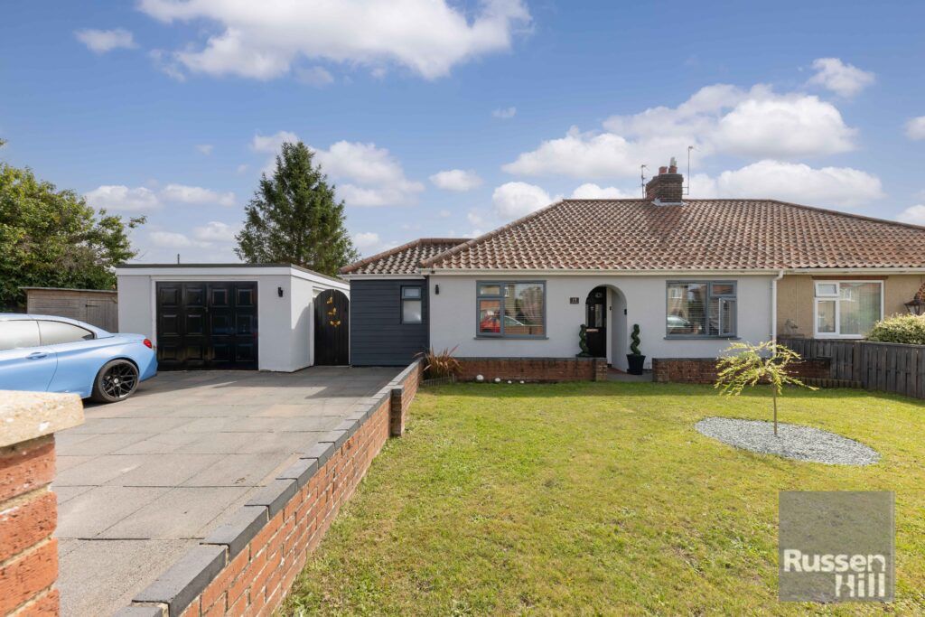 3 bed semidetached bungalow for sale in Links Avenue, Hellesdon
