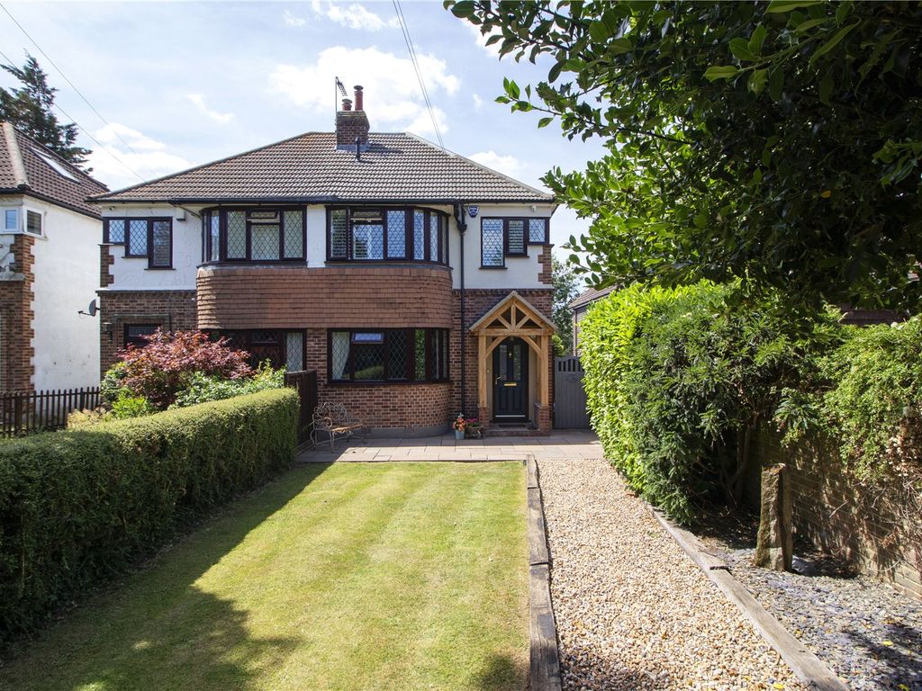 4 bed semidetached house for sale in Wrotham Road, Meopham, Gravesend