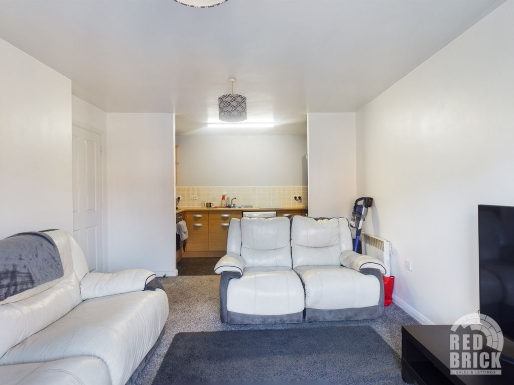 2 bed flat to rent in Nuneaton Road, Bedworth CV12, £825 pcm Zoopla