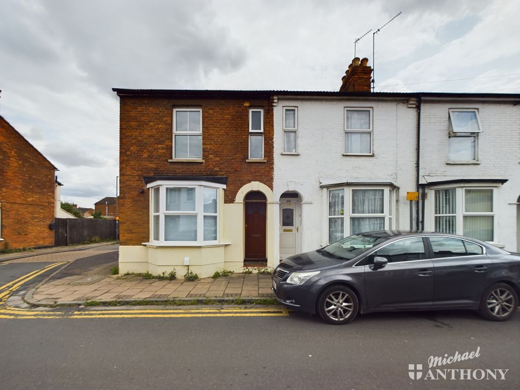 3 bed terraced house for sale in Queens Park, Aylesbury HP21, £260,000