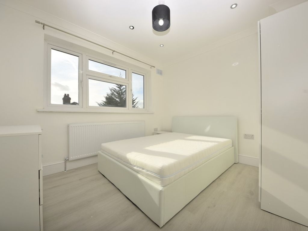 Room to rent in Fullwell Avenue, Ilford IG5, £850 pcm Zoopla