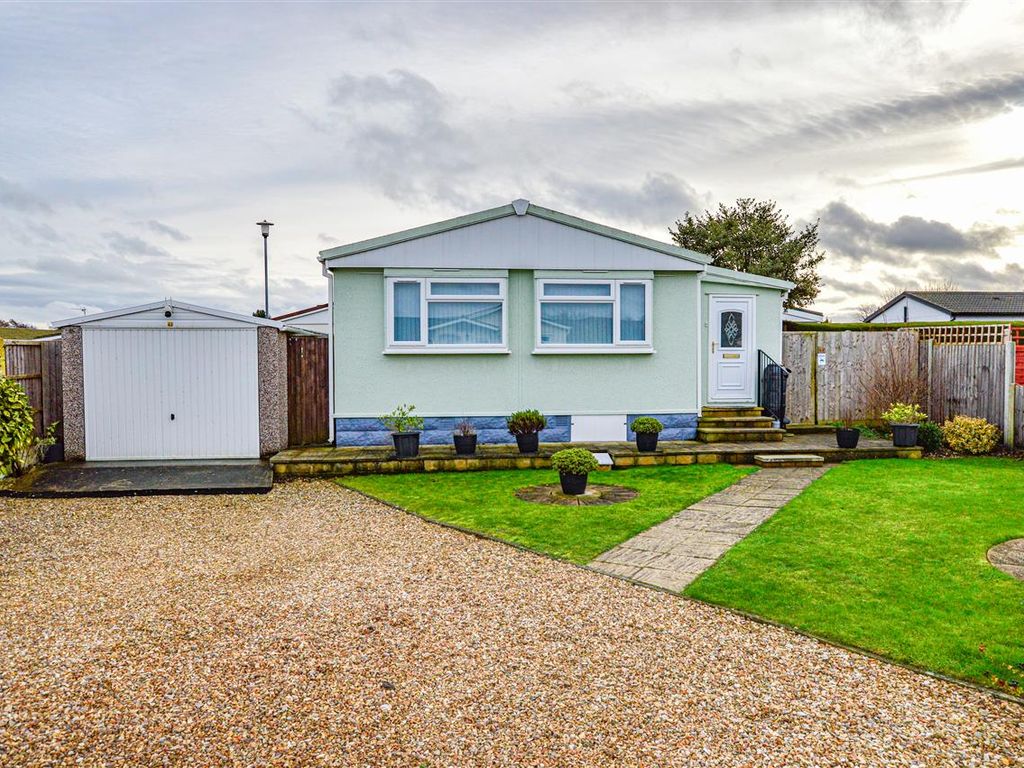 2 bed mobile/park home for sale in The Orchards Park, Ruskington