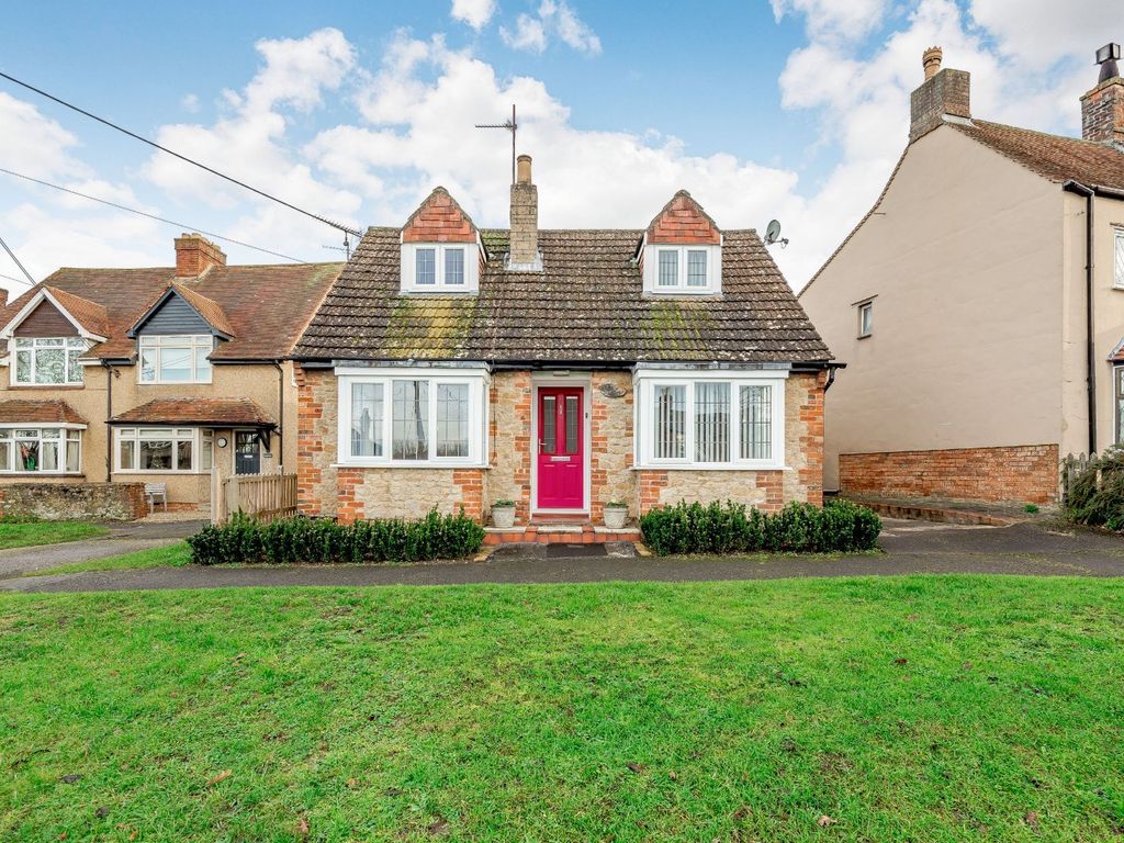 3 bed detached house to rent in The Green, Great Milton, Oxford