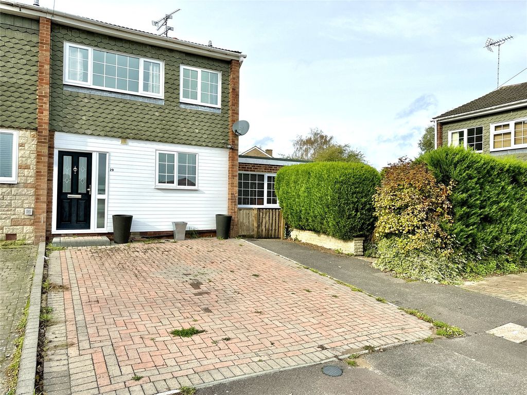 3 bed end terrace house for sale in Connaught Close, Yateley, Hampshire