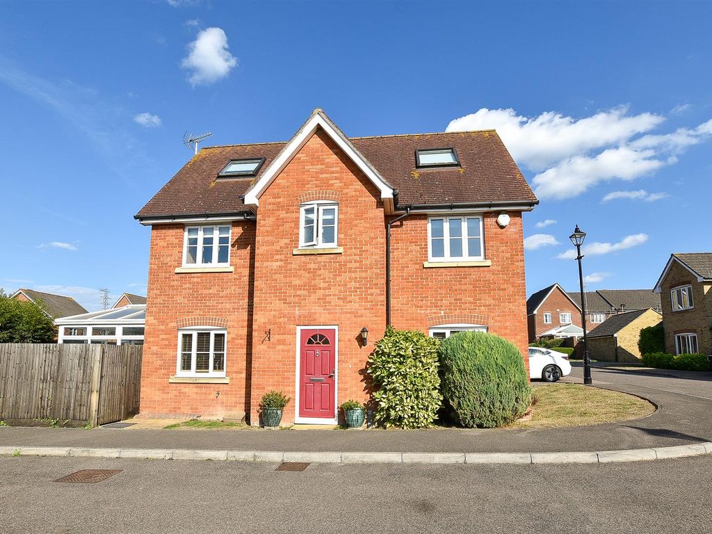 5 bed linkdetached house for sale in Garden Court, Wouldham, Rochester