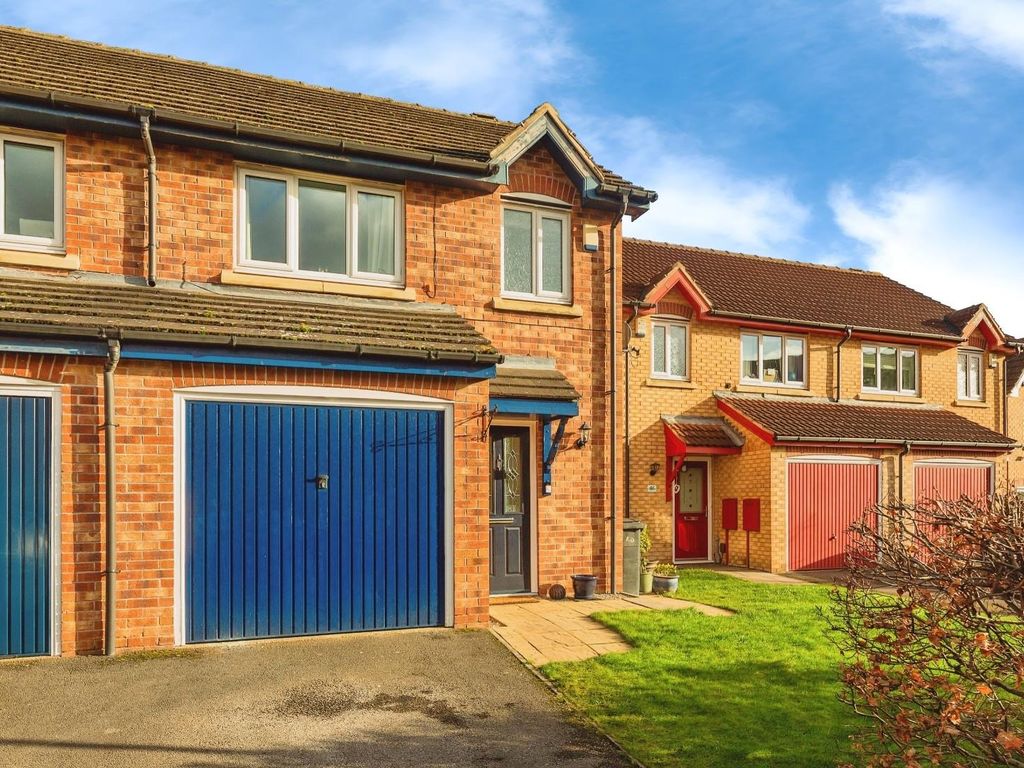 3 bed semidetached house for sale in Ironstone Crescent, Chapeltown