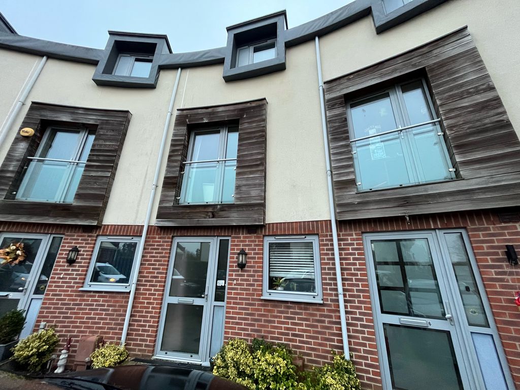 3 bed terraced house to rent in Finley Place, Havant PO9, £1,400 pcm