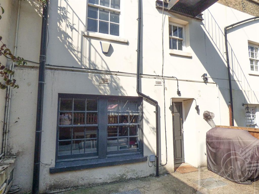 2 bed for sale in Harmer Street, Gravesend DA12, £230,000