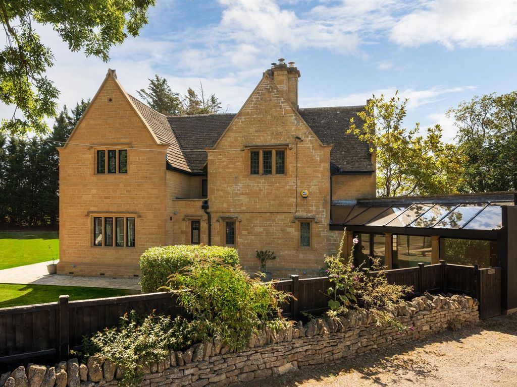 4 bed property for sale in Tewkesbury Road, Toddington, Nr. Cheltenham