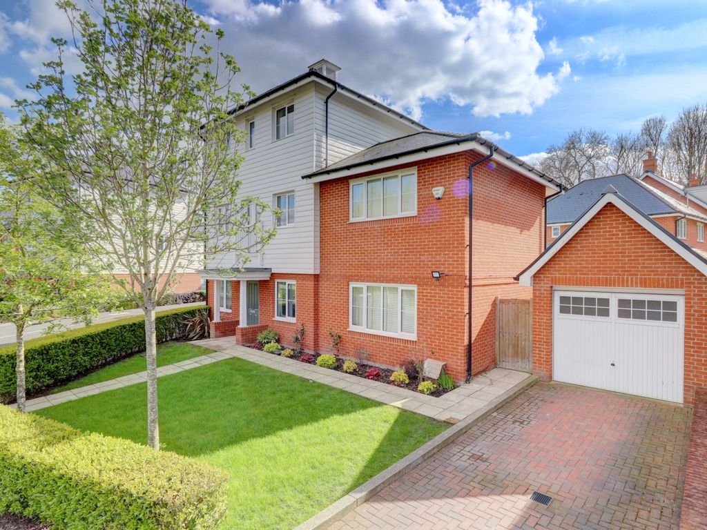 4 bed detached house for sale in Froxfield Way, High HP11 Zoopla