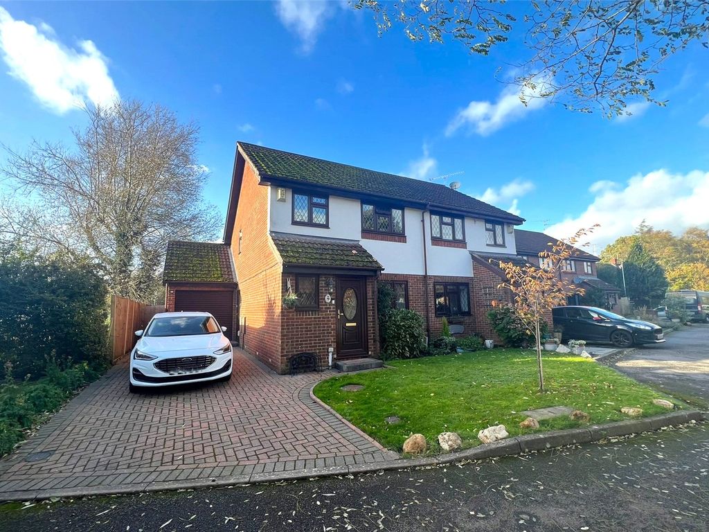 3 bed semidetached house for sale in Meadow Close, Ash Vale, Surrey