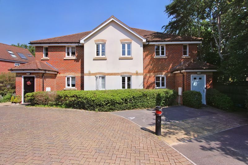 2 bed flat for sale in Titchfield Crescent, SherfieldOnLoddon, Hook