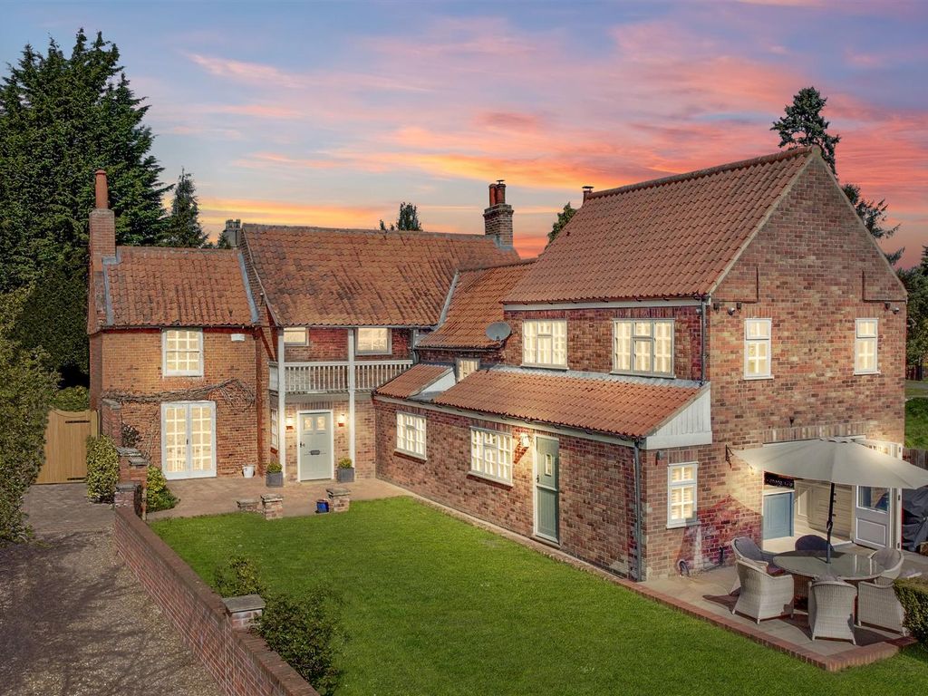 4 bed detached house for sale in High Street, Brant Broughton, Lincoln