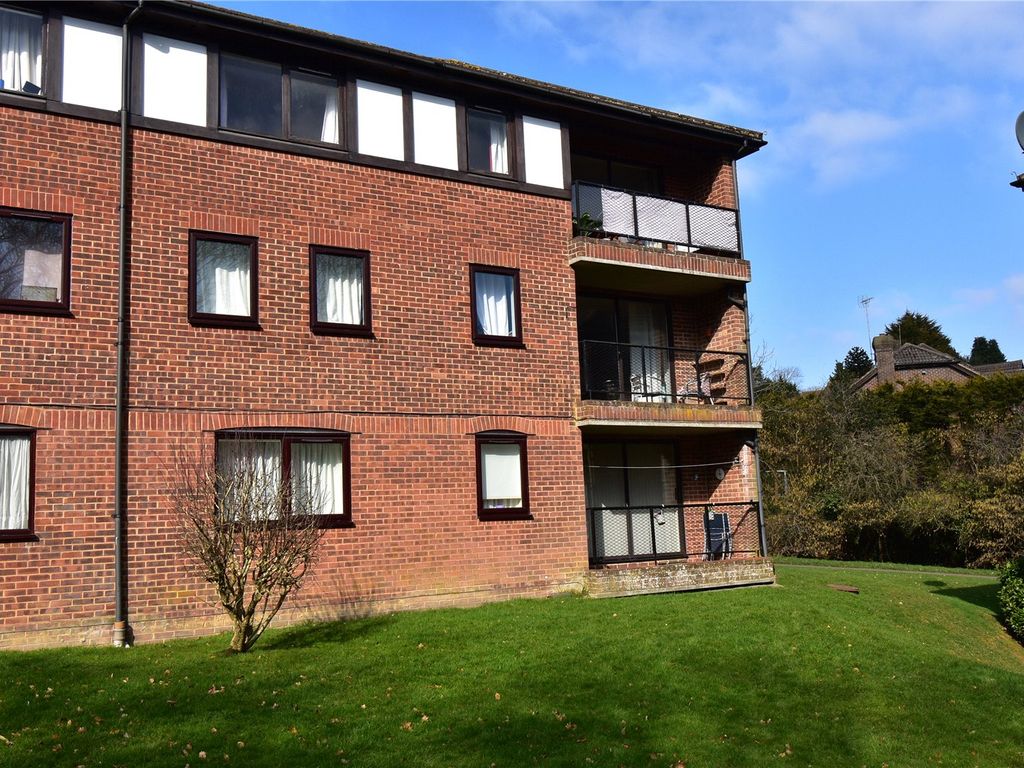 2 bed flat to rent in Buller Close, Crowborough, East Sussex TN6, £