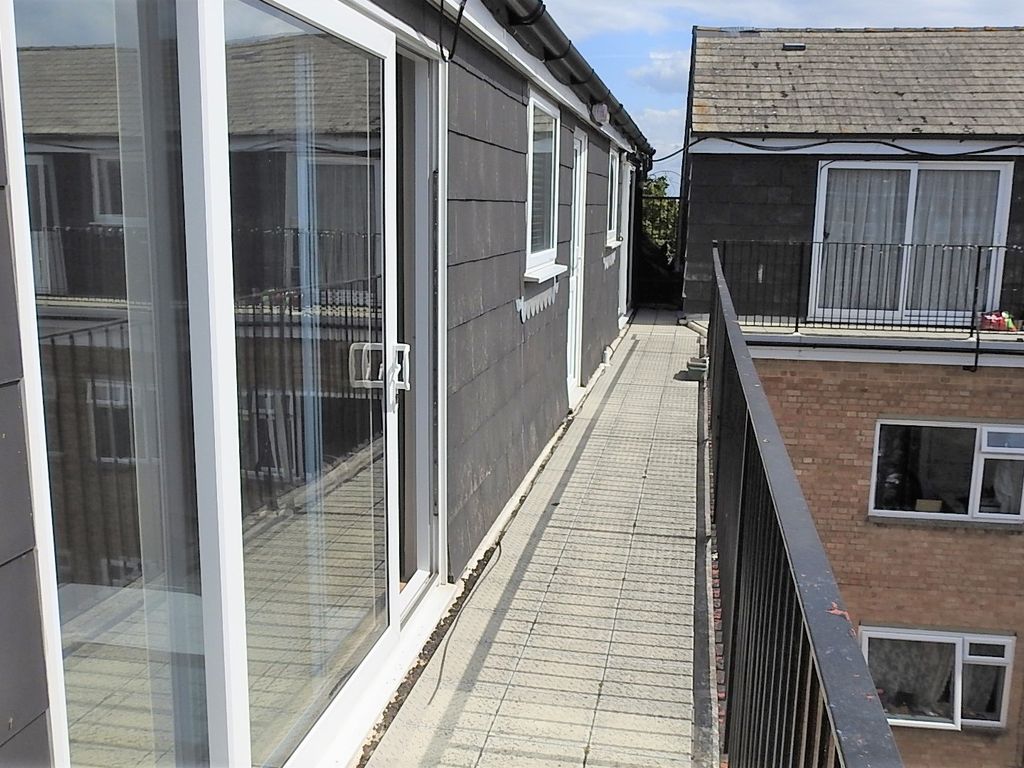 1 bed flat for sale in Packham Court, Farm Way, Worcester Park KT4, £