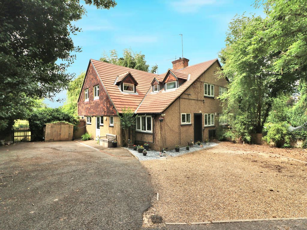 5 bed semidetached house for sale in Lemsford Village, Welwyn Garden