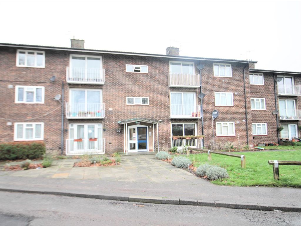 2 bed flat to rent in Oakway, Crawley RH10, £1,325 pcm Zoopla