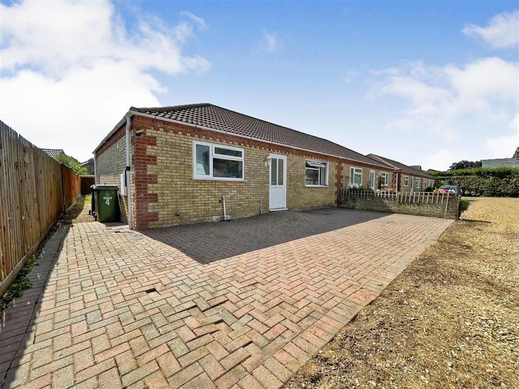 2 bed semidetached bungalow to rent in Primrose Gardens, Christchurch
