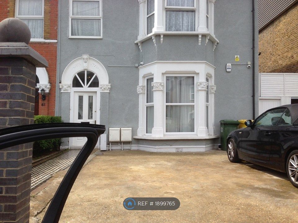 2 bed flat to rent in Kingswood Road, Ilford IG3, £1,700 pcm Zoopla