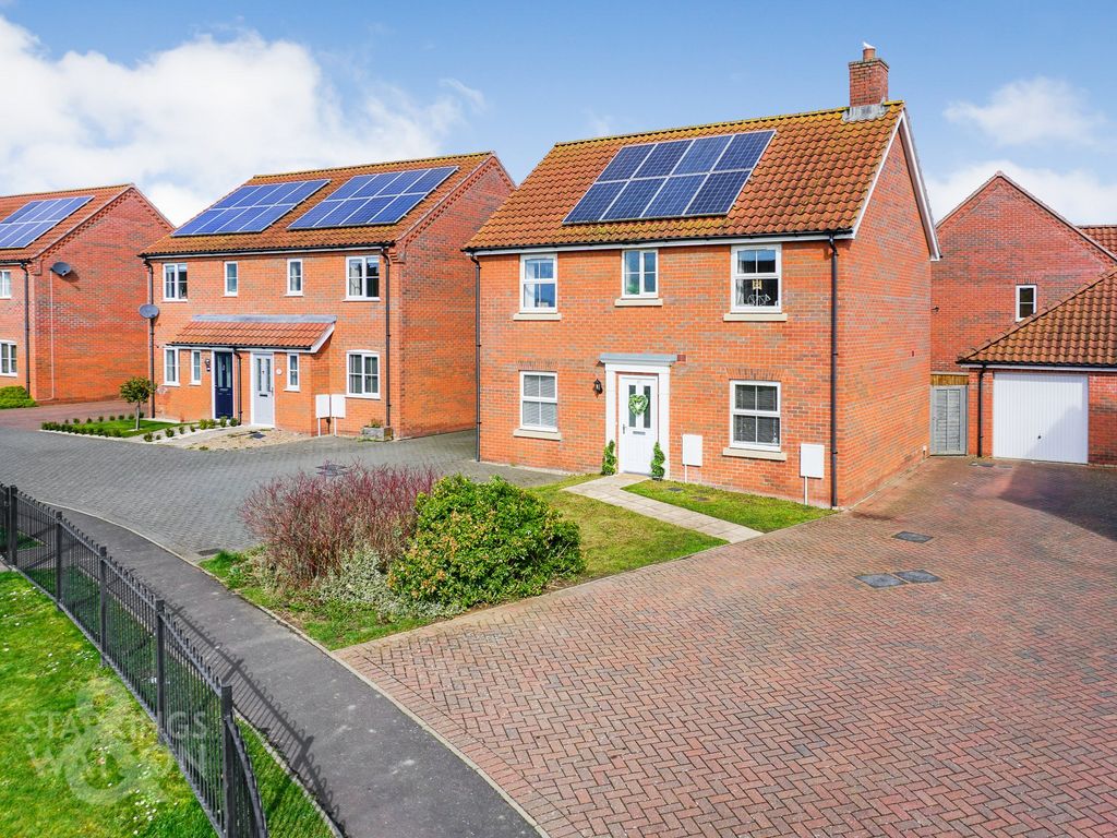 4 bed detached house for sale in Maurecourt Drive, Brundall, Norwich