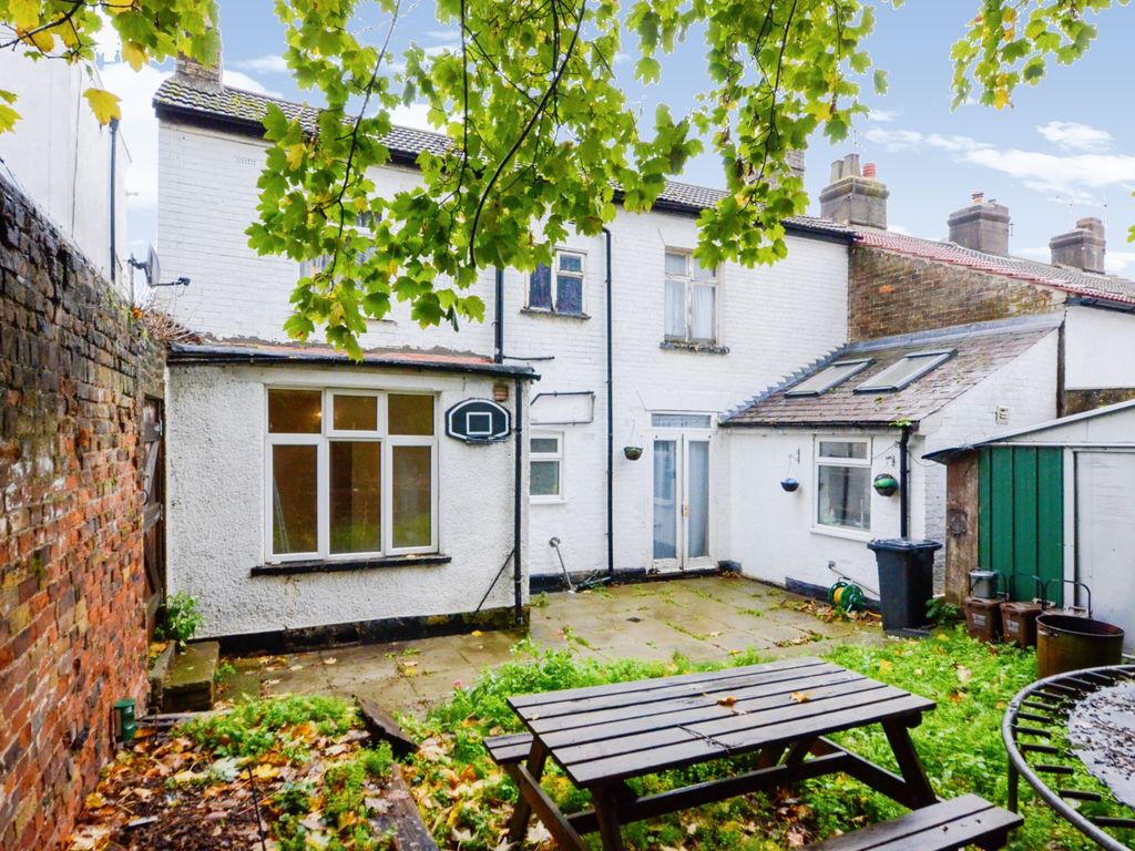 3 bed for sale in Smith Street, Watford WD18, £325,000 Zoopla