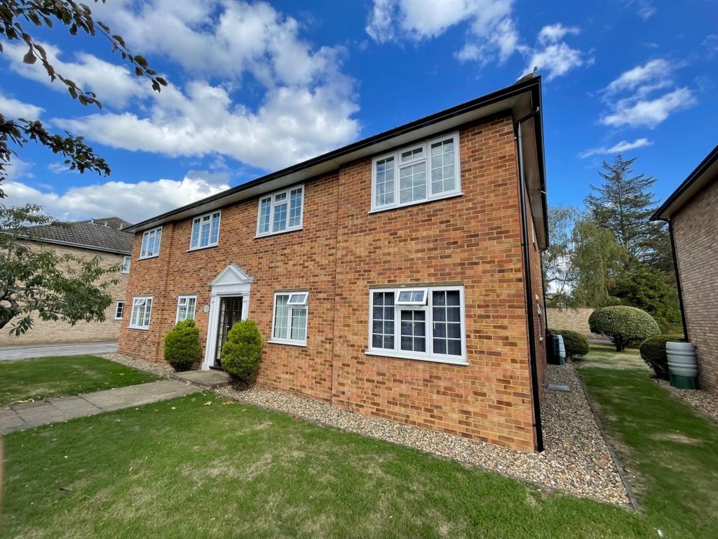 2 bed flat to rent in Parkland Grove, Ashford TW15 Zoopla