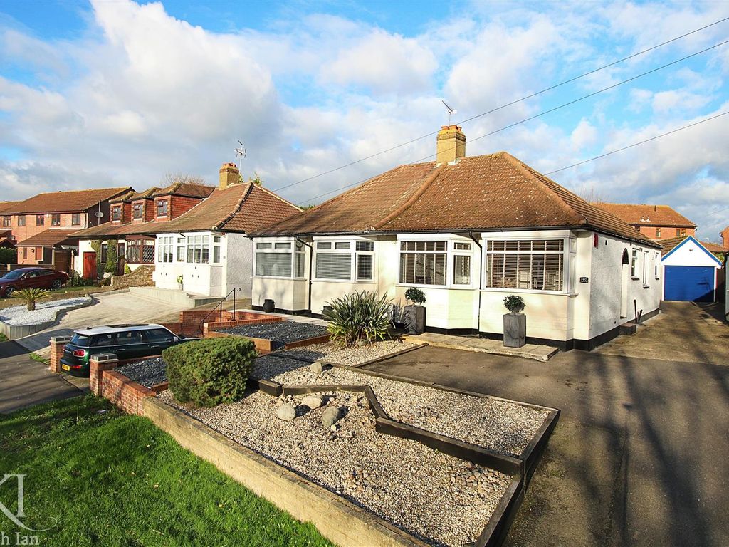 2 bed semidetached bungalow for sale in Longfield Lane, Cheshunt