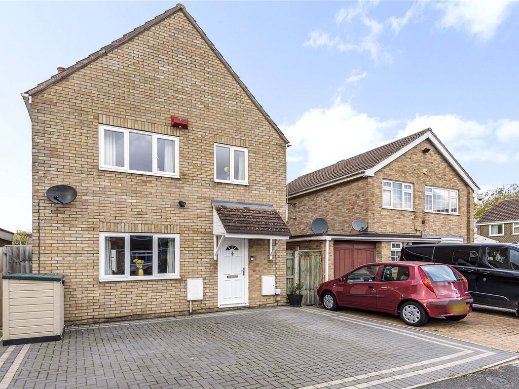 3 bed detached house for sale in Farrfield, Stratton, Swindon