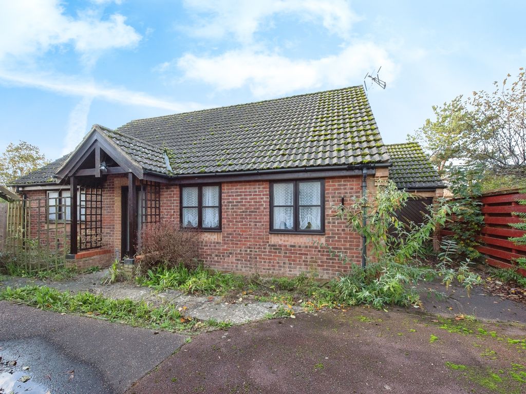 3 bed bungalow for sale in Granville Gardens, Mildenhall, Bury St