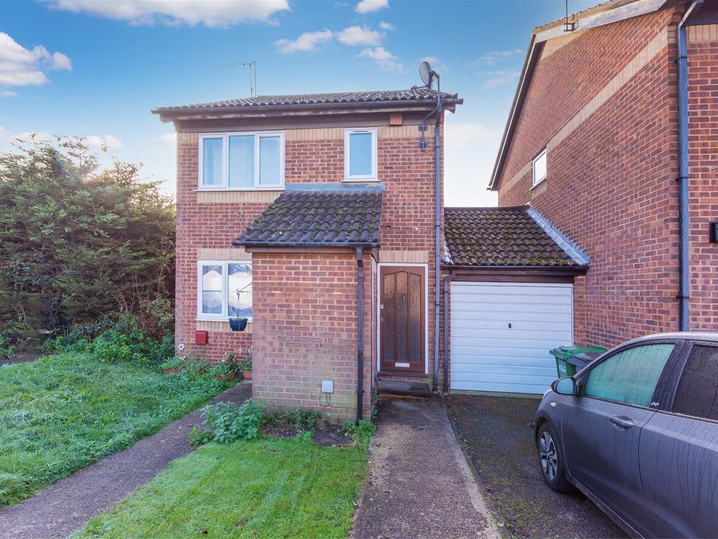 1 bed to rent in Hardy Close, Cippenham, Slough SL1, £1,050