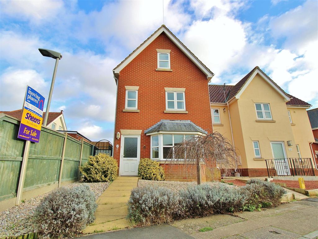 4 bed semidetached house for sale in Third Avenue, Walton On The Naze