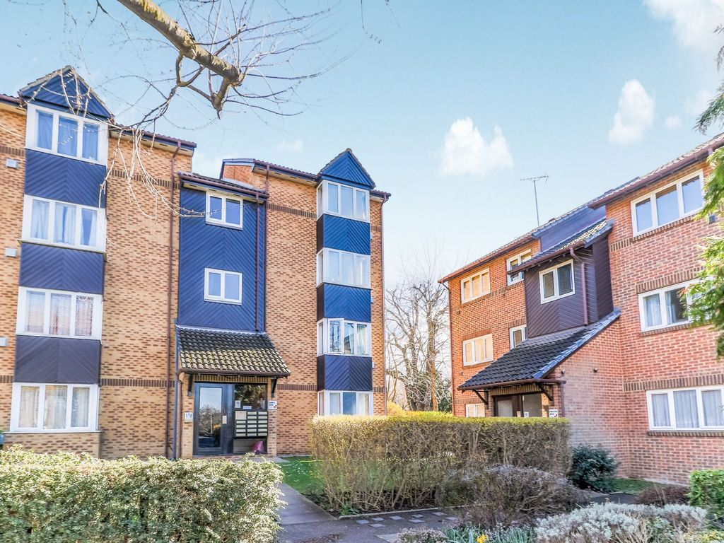 Studio to rent in Saxon Close, Surbiton KT6 Zoopla
