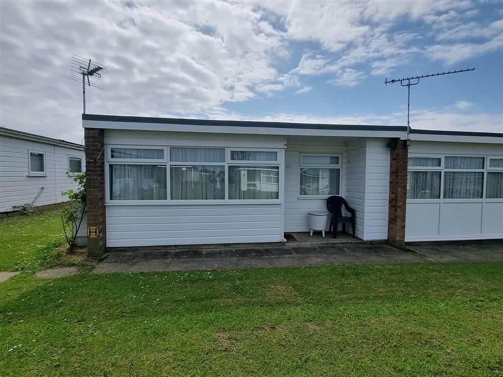2 bed chalet for sale in Sundowner, Newport Road, Hemsby NR29, £25,000 Zoopla