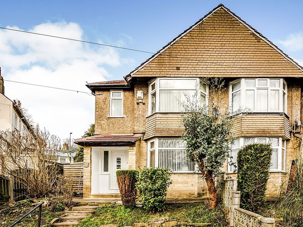 3 bed semidetached house to rent in Woodhouse Hall Road, Huddersfield